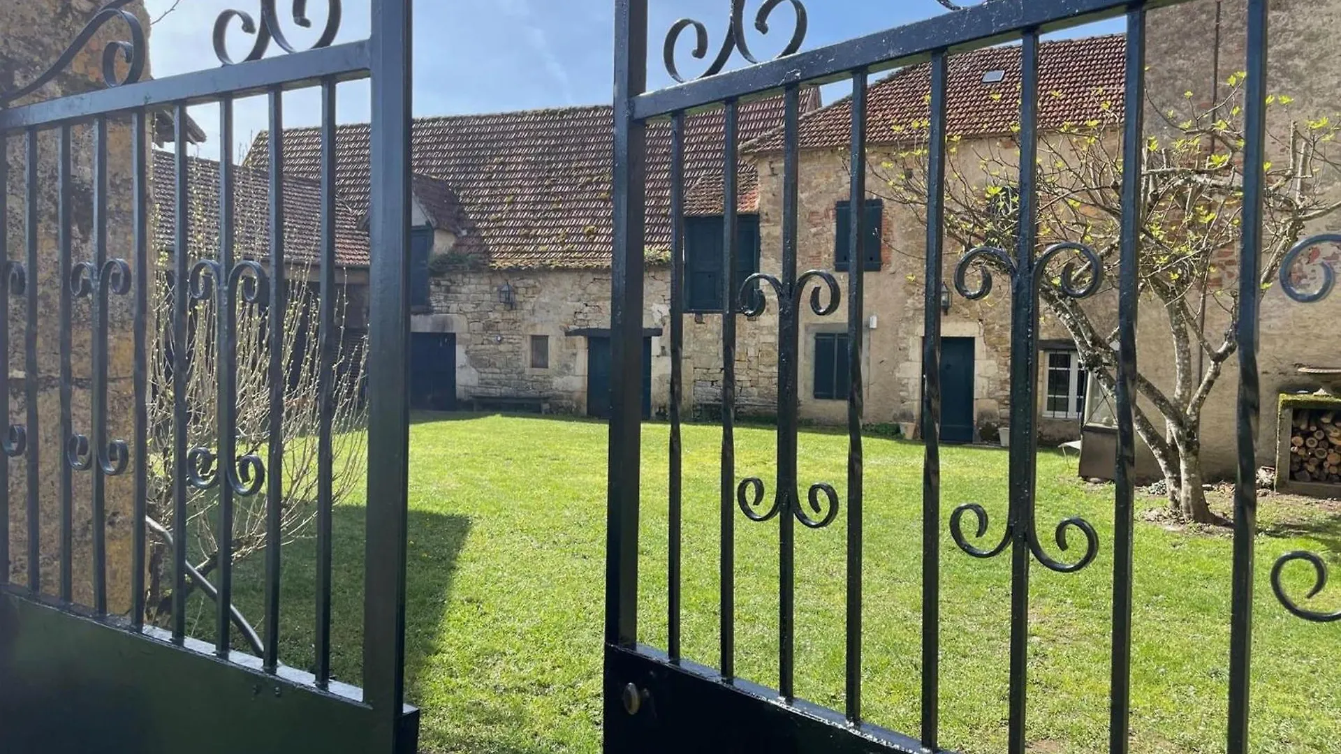Сasa de vacaciones Historic Mansion By The River Lot In C Nevi Res Cenevieres